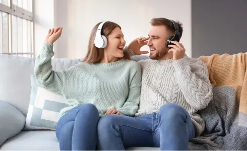 情侶一起聽音樂